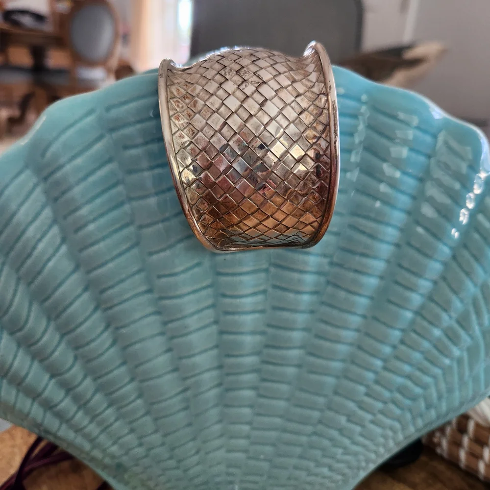 Elegant Sarda Silver Cuff Bracelet - Picture 7 of 9